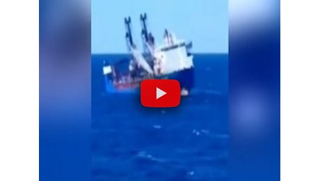 Nave cargo russa affonda nel Mediterraneo, il Video dell'imbarcazione che si inclina