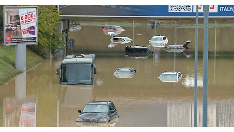 Alluvione a Bologna, automobili e un bus completamente sommersi a Borgo Panigale