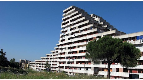 Scampia, addio alla Vela Rossa: oggi ultimi sgomberi, subito l’abbattimento