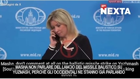 Zakharova riceve una telefonata durante il briefing con i giornalisti: «Non commentare il lancio del missile balistico»