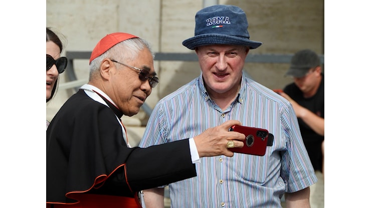 Cardinali come attori e vip richiestissimi per i selfie con i fedeli. Goh (Singapore) si concede a tutti e insegna loro come scattare - Il video - Open Cardinali come attori e vip richiestissimi per i selfie con i fedeli. Goh (Singapore) si concede a tutti e insegna loro come scattare - Il video - Open