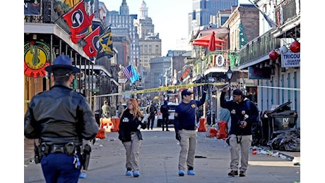 Auto sulla folla a New Orleans: almeno 10 morti e 35 feriti. L’attentatore ucciso in una sparatoria