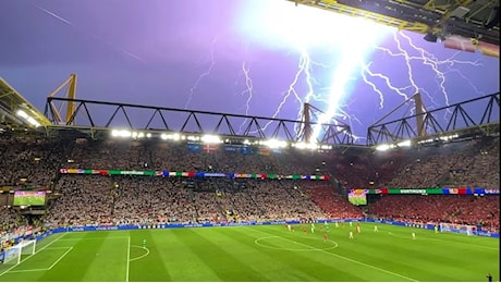 Maltempo in Germania, tempesta su Dortmund: tutte le FOTO del mega temporale allo stadio