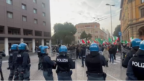 Doppia manifestazione a Bologna: il corteo di CasaPound e Patrioti e la protesta dei collettivi: scontri tra polizia e antagonisti