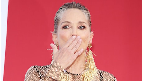 Sharon Stone chiude il Taormina Film Festival con l’abito a rete semi-nude