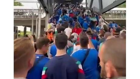 VIDEO - Spagna-Italia, i tifosi Azzurri alla Veltins Arena: Che schiava di Roma