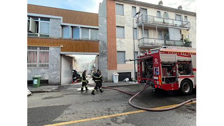 Incendio in via Cesalpino Milano, fiamme in un capannone occupato da senzatetto