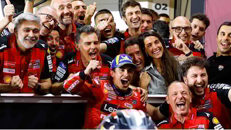 Marquez emiro del Qatar. Vinales 2° ma sotto indagine, Bagnaia 3°. Martin in clinica