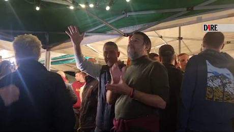 VIDEO | Karaoke a Pontida, Salvini intona 'Generale' con Vannacci (e 'Maledetta primavera' con la fidanzata)