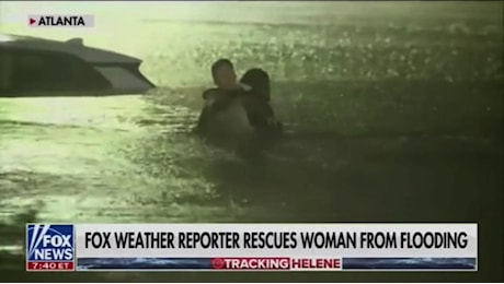 Uragano Helene, interrompe la diretta tv e si getta in acqua per salvare una donna bloccata in auto