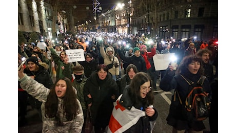 Kavelashvili nuovo capo dello Stato. I manifestanti rispondono con l’ironia