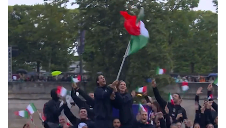 Olimpiadi di Parigi 2024, la sfilata della delegazione italiana copre i fischi contro Israele: Tamberi ed Errigo alzano il tricolore - Il video