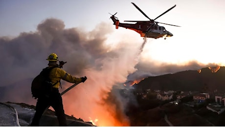 Devastante incendio a Los Angeles, migliaia di persone evacuate. Biden attiva lo stato di emergenza