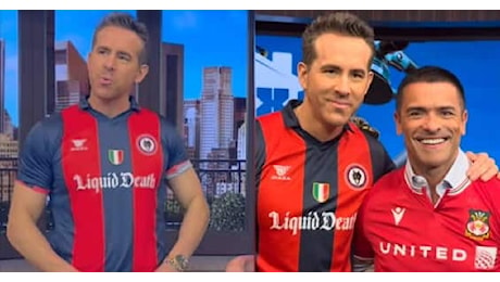 Ryan Reynolds, l'attore indossa la maglia del Campobasso in uno show tv. Video