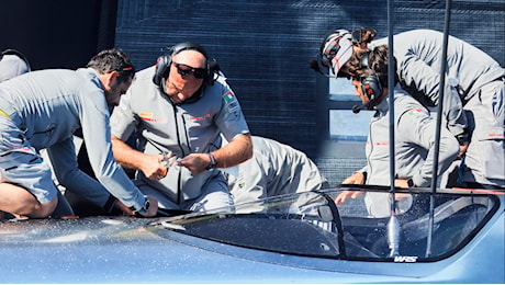 Il capo Max Sirena attacca i cerotti e Luna Rossa torna a volare: cosa è successo