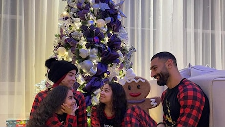 Salah accusato da alcuni fan musulmani per la foto sotto l’albero di Natale: “Cancellala subito”