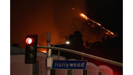 Nell'incendio a Los Angeles almeno 5 morti: evacuata anche Hollywood, ville in fiamme e vip in fuga