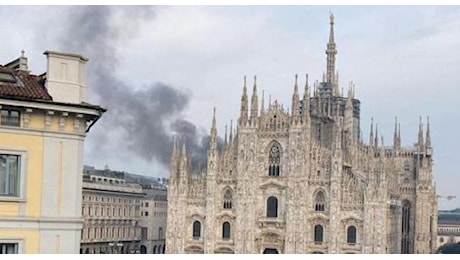 Milano, incendio in centro: palazzo evacuato, fumo in Duomo