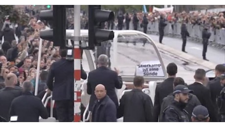 IL VIDEO. Papa, manifestante anti-Corrida intralcia papamobile in Lussemburgo