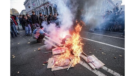 A Torino scontri tra antagonisti e polizia durante la manifestazione dei sindacati: bruciate le foto di Meloni e Salvini