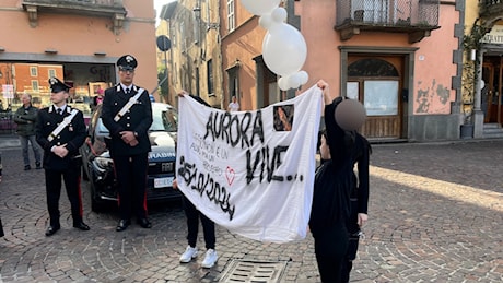 A Piacenza i funerali di Aurora, folla di compagni e amici per l'ultimo saluto alla 13enne