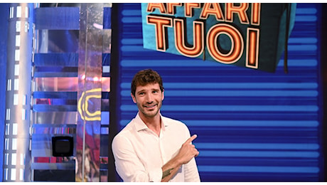 Affari Tuoi, la fotografa ruba la scena (a Babbo Natale): il consueto bacio con Stefano De Martino