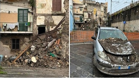 Maltempo, cade albero a Posillipo: passante ferito. In Penisola allagamenti e frane, crolla un'ala di un edificio. A Ischia sgomberate le famiglie sul Monte Vezzi