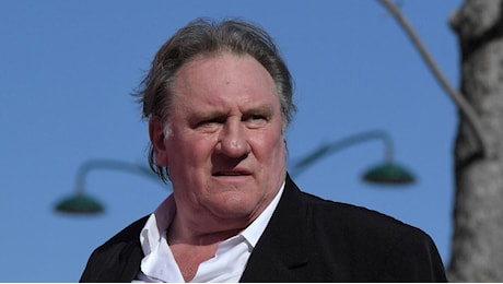 Processo per violenza sessuale a Gérard Depardieu, l'attore non sarà all'udienza per motivi di salute: «È estremamente sofferente»