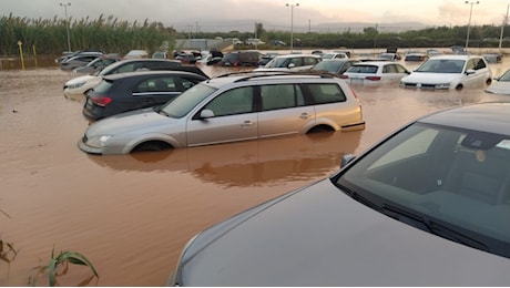 Aeroporto di Lamezia, 150 auto sommerse dall’acqua in un parcheggio a pagamento