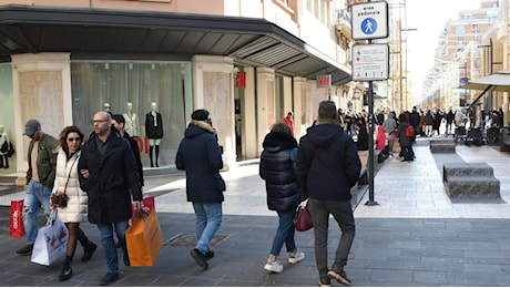 Bari, al via i saldi: tanti curiosi in centro. Fila davanti ai negozi delle griffe di lusso