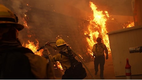 Inferno di fuoco a Los Angeles, fiamme attorno alle ville delle star di Hollywood: le immagini