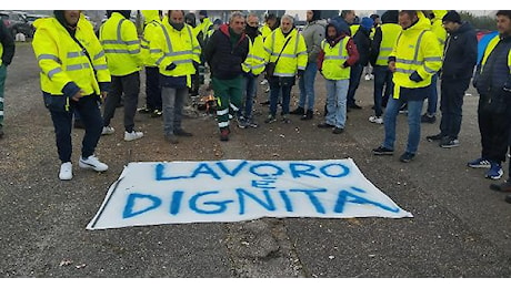 Crisi Stellantis, i lavoratori in sciopero bloccano l'ingresso merci dello stabilimento