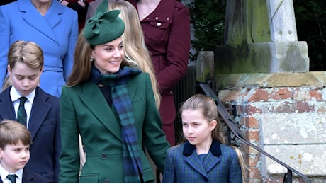 Kate Middleton, il Natale 2024 è in verde e tartan: per la messa veste coordinata a Charlotte