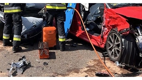 Tremendo schianto frontale lungo la statale 42, è morto un uomo: diversi mezzi coinvolti