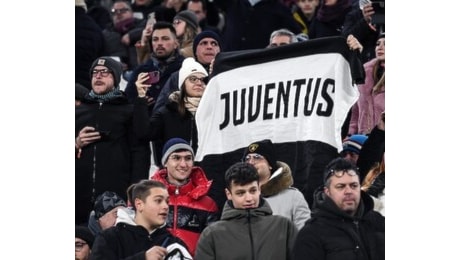 Juventus, i tifosi non si bevono più le favolette mediatiche. A Lecce la contestazione: Fuori i co*****