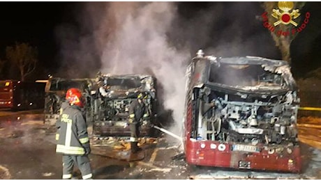 Roma: autobus in fiamme in via delle Tre Fontane