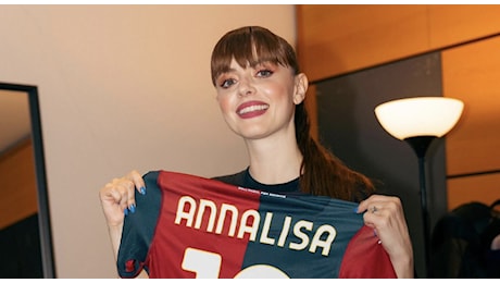 Annalisa con la maglia del Genoa fa impazzire i fan. «La foto che tutti stavate aspettando»