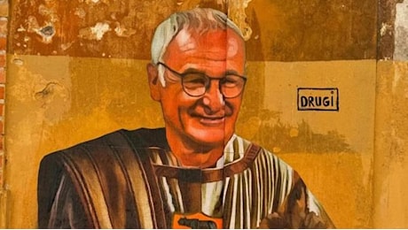 Claudio Ranieri, il murale a Testaccio con la toga e lupa in braccio