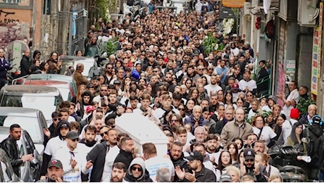 Napoli, dolore ai funerali di Arcangelo Correra. Il vescovo: “Basta morti. E dite sempre la verità”