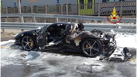 Ferrari 296 GTS, in fiamme il bolide da 300mila euro con motore elettrico plug-in