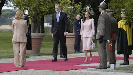 Il giorno dei reali di Spagna a Napoli: Felipe e Letizia a pranzo con Mattarella e poi al San Carlo