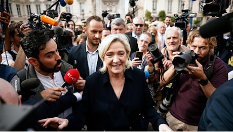 Marine Le Pen denuncia 'il circo indegno di Macron'