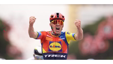 Giro d'Italia 2025, Pedersen vince prima tappa Durazzo-Tirana: è maglia rosa