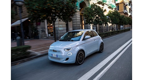 Fiat 500 elettrica: si allunga ancora lo stop alla produzione a causa della scarsa domanda