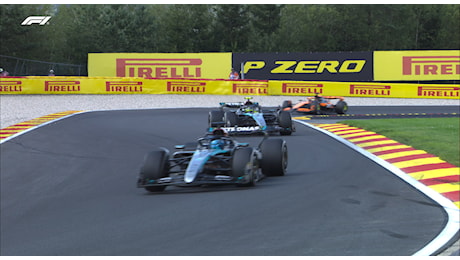Clamoroso Russell, vince il GP del Belgio con un solo pit-stop battendo Hamilton per la doppietta Mercedes. Quarto Leclerc