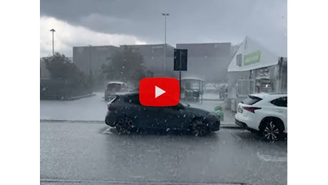 Meteo: Grandinata a Torino, strade imbiancate tra Carmagnola e Moncalieri; il Video