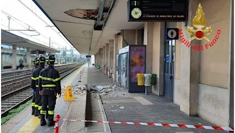 Stazione di Monza, crollo di una pensilina: 33enne colpito alla testa, treni in ritardo e traffico in tilt