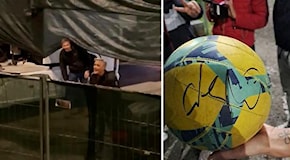 Clooney festeggia con i fans e Sandler firma palloni e cappellini