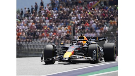 F1, Verstappen brilla nella sprint race in Austria. Dalle 16 le qualifiche