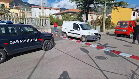 Camioncino e furgone si scontrano: muore una giovane mamma mentre passeggia